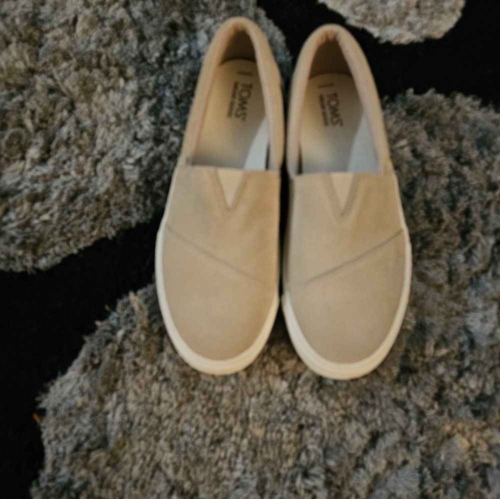 Toms Fenix Platform Oatmeal Suede Slip On Sneaker size 8.5 brand new no tags